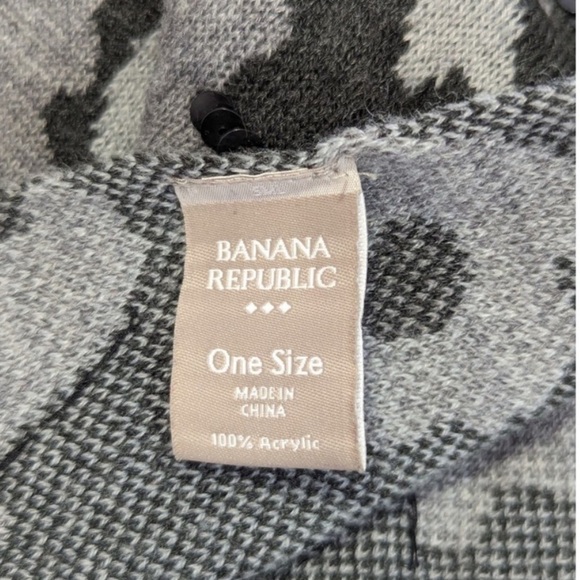 Banana Republic Gray and Black Sequin animal Patterned scarf - Picture 2 of 4